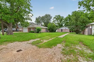 418 Texas St, Tomball, TX 77375 - Photo 2