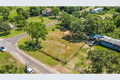 701 Stephenson Avenue, Anahuac, TX 77514 - Photo 8