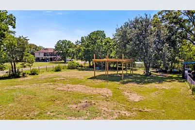 701 Stephenson Avenue, Anahuac, TX 77514 - Photo 2