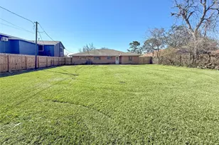 303 Ligustrum St, Lake Jackson, TX 77566 - Photo 14