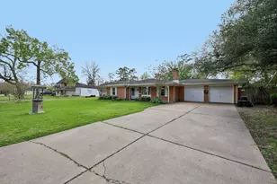 3036 Crest Dr, Dickinson, TX 77539 - Photo 2