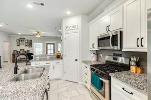 326 Yorktown Ave, Clute, TX 77531 - Photo 12