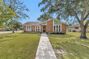51 Lotus Ct, Lake Jackson, TX 77566 - Photo 2