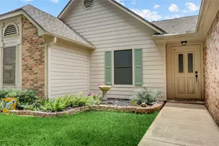 686 W Country Grove Cir, Pearland, TX 77584 - Photo 2