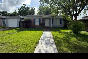 102 Forest Oaks Ln, Lake Jackson, TX 77566 - Photo 1