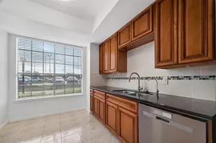 7505 Memorial Woods Dr, Houston, TX 77024 - Photo 12