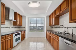 7505 Memorial Woods Dr, Houston, TX 77024 - Photo 10
