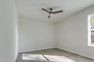 5874 Belcrest St, Houston, TX 77033 - Photo 18