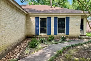 67 E White Willow Cir, The Woodlands, TX 77381 - Photo 2