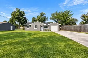201 Inwood Ln, Highlands, TX 77562 - Photo 1