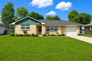116 Oleander St, Lake Jackson, TX 77566 - Photo 1