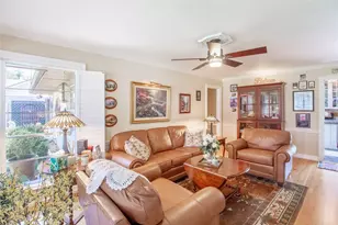 2107 Bron Holly Dr, Houston, TX 77018 - Photo 2