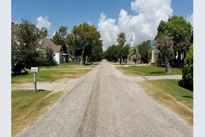 211 Morton Avenue, Palacios, TX 77465 - Photo 2