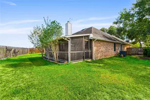 8823 Saratoga Dr, Sugar Land, TX 77479 - Photo 16
