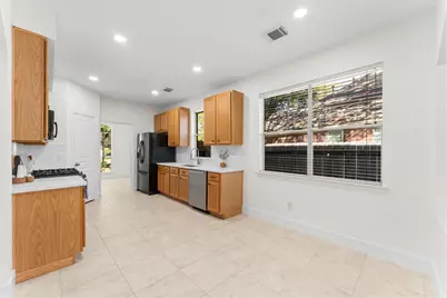 135 S Hollylaurel Circle, The Woodlands, TX 77382 - Photo 6