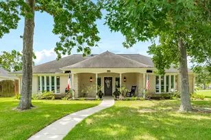 102 Buttercup St, Lake Jackson, TX 77566 - Photo 2