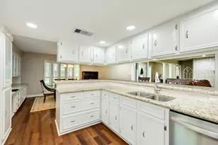 102 Buttercup St, Lake Jackson, TX 77566 - Photo 8
