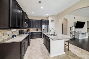 6723 Hunters Way Ln, Baytown, TX 77521 - Photo 4