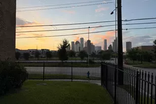 302 W Saulnier St, Houston, TX 77019 - Photo 20