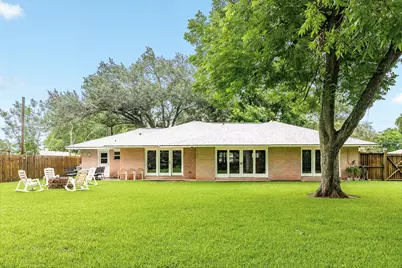 303 Southern Oaks Dr, Lake Jackson, TX 77566 - Photo 22