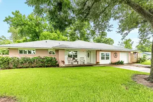 303 Southern Oaks Dr, Lake Jackson, TX 77566 - Photo 4