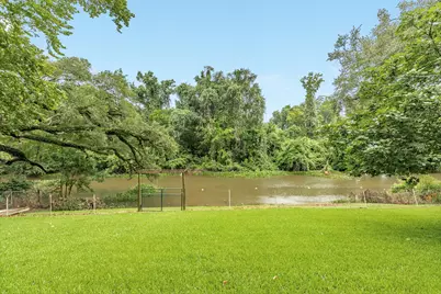 303 Southern Oaks Dr, Lake Jackson, TX 77566 - Photo 2