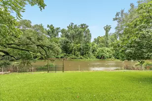 303 Southern Oaks Dr, Lake Jackson, TX 77566 - Photo 2