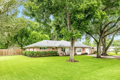 303 Southern Oaks Dr, Lake Jackson, TX 77566 - Photo 2