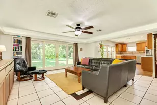 303 Southern Oaks Dr, Lake Jackson, TX 77566 - Photo 10