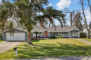 201 Southern Oaks Dr, Lake Jackson, TX 77566 - Photo 1