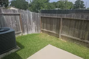 501 Hines St, Willis, TX 77378 - Photo 4