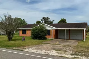 304 Edgewater Dr, Clute, TX 77531 - Photo 1