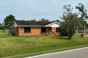 304 Edgewater Dr, Clute, TX 77531 - Photo 2