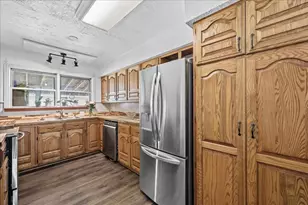 711 S 6th St, Nederland, TX 77627 - Photo 8