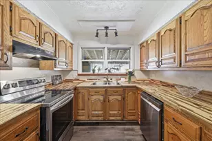 711 S 6th St, Nederland, TX 77627 - Photo 10