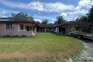 611 Live Oak St, Jones Creek, TX 77541 - Photo 2