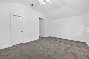 2710 Hullsmith Dr, Houston, TX 77063 - Photo 18