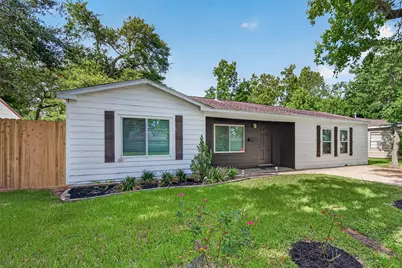 214 E Foley Street, Alvin, TX 77511 - Photo 2