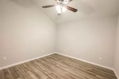 5755 Heron Drive, Houston, TX 77033 - Photo 16