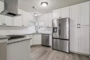 10647 Hazelhurst Dr, Houston, TX 77043 - Photo 10