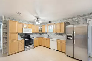 302 Bowie St, West Columbia, TX 77486 - Photo 8