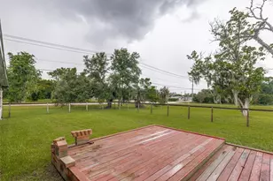 302 Bowie St, West Columbia, TX 77486 - Photo 22