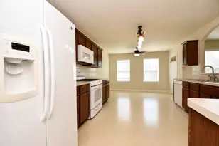 930 Sage St, Baytown, TX 77521 - Photo 2