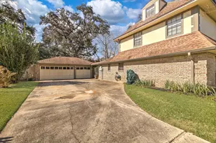 137 Arrow Wood St, Lake Jackson, TX 77566 - Photo 2