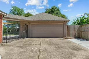 2422 Fairwind Dr, Houston, TX 77062 - Photo 36