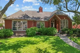 2422 Fairwind Dr, Houston, TX 77062 - Photo 2