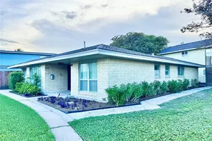 102 Mechanic St, Galveston, TX 77550 - Photo 2