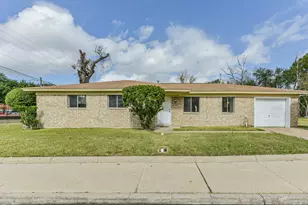 2390 Sarah St, Beaumont, TX 77705 - Photo 2