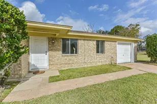 2390 Sarah St, Beaumont, TX 77705 - Photo 2