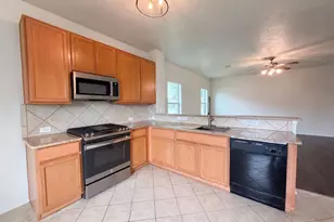 109 Mustang Stampede Dr, La Marque, TX 77568 - Photo 2